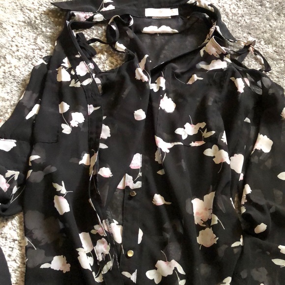 Sheer floral cut-out top - Picture 5 of 5